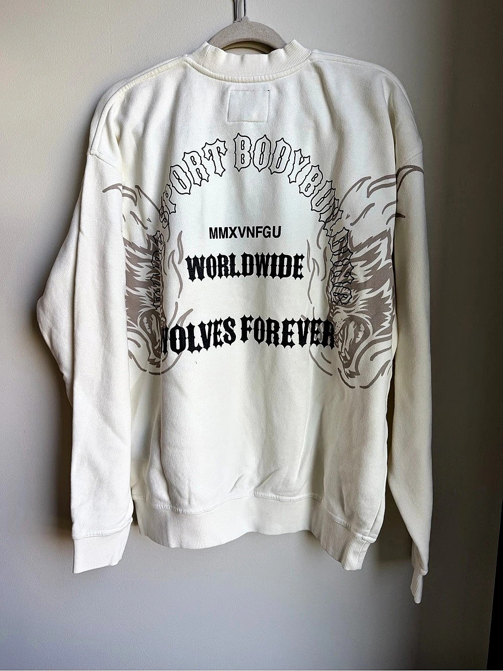 Darc Sport Wolves Forever Graphic Sweatshirt in Cream Size Medium NWT